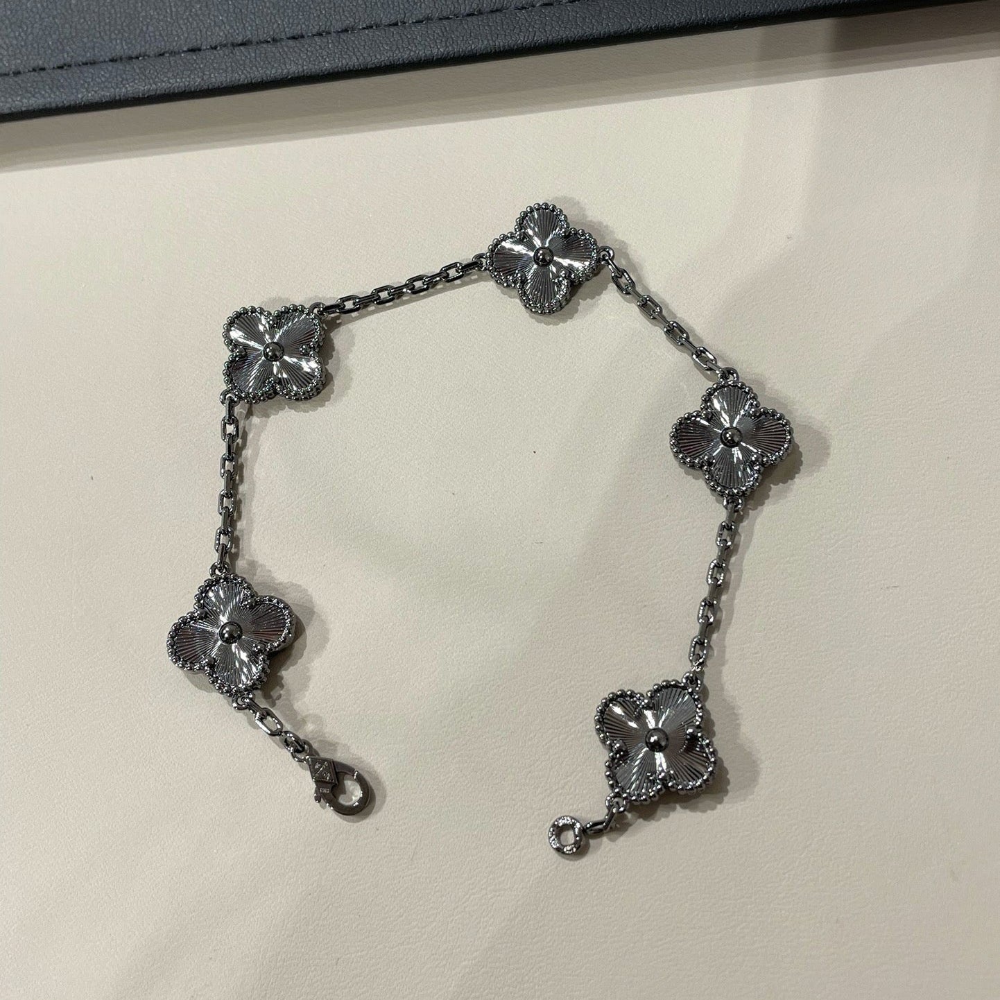 [Max Jewelry ]CLOVER 5 MOTIF BLACK BRACELET