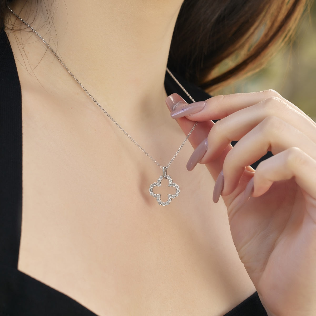 [Max Jewelry ]Four-Leaf Clover Hollow Design Exquisite Necklace