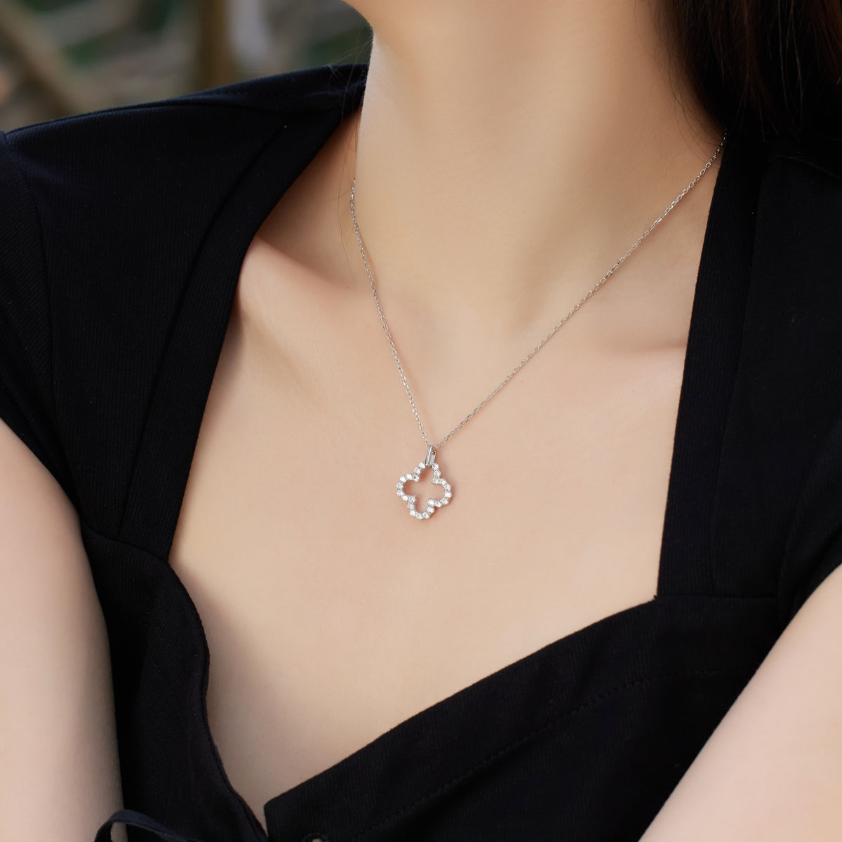[Max Jewelry ]Four-Leaf Clover Hollow Design Exquisite Necklace