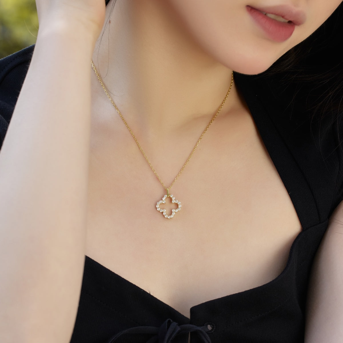 [Max Jewelry ]Four-Leaf Clover Hollow Design Exquisite Necklace