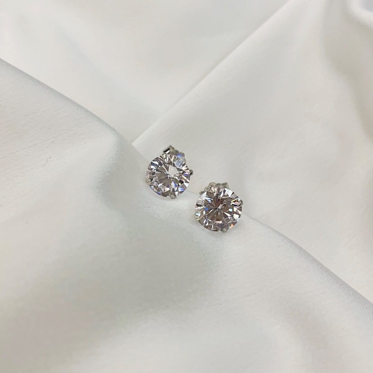 [Max Jewelry ]Stylish Shiny Round Center Stone Stud Earrings