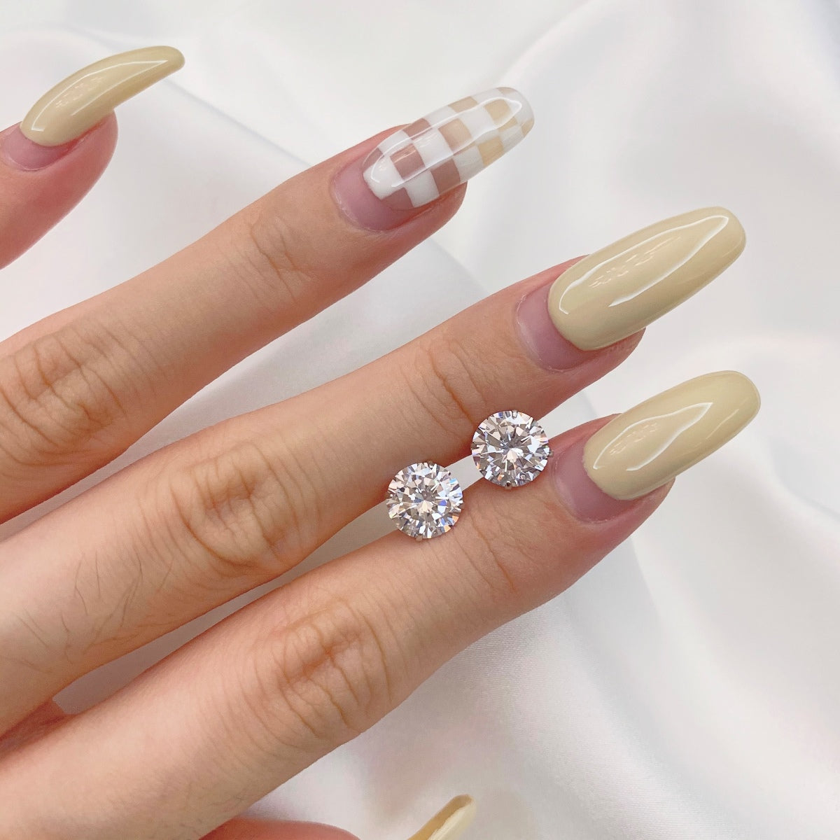 [Max Jewelry ]Stylish Shiny Round Center Stone Stud Earrings