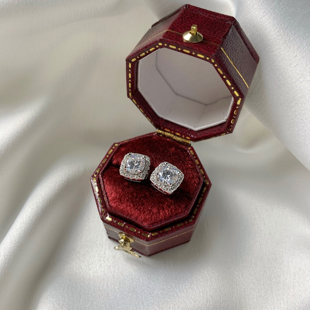 [Max Jewelry ]Classic Round Center Stone Stud Earrings