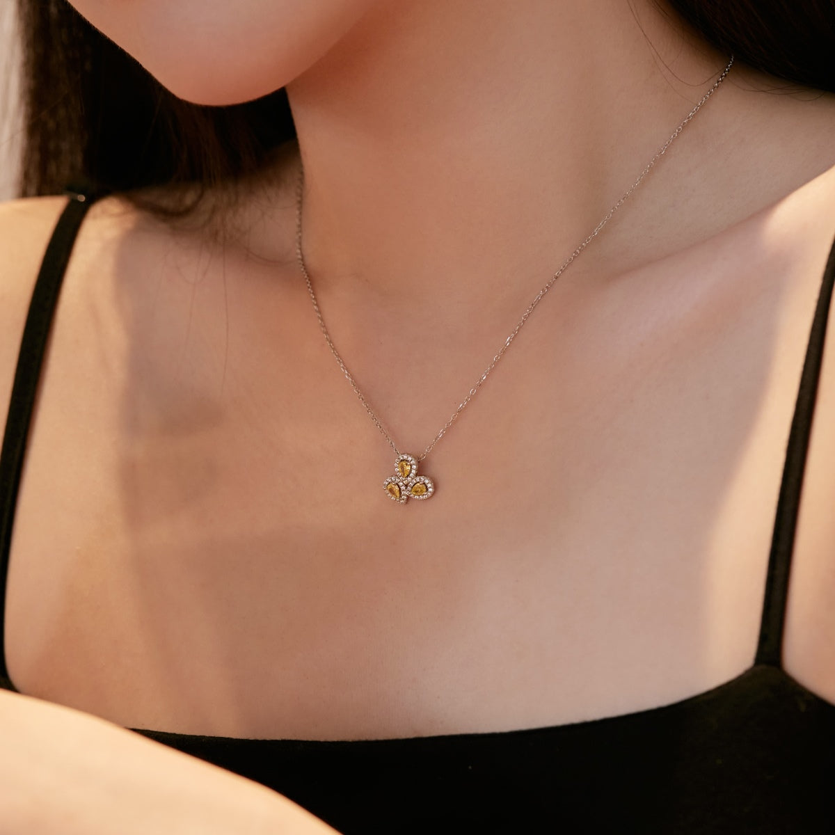 [Max Jewelry ]Elegant Flower Shape Pear Cut Necklace
