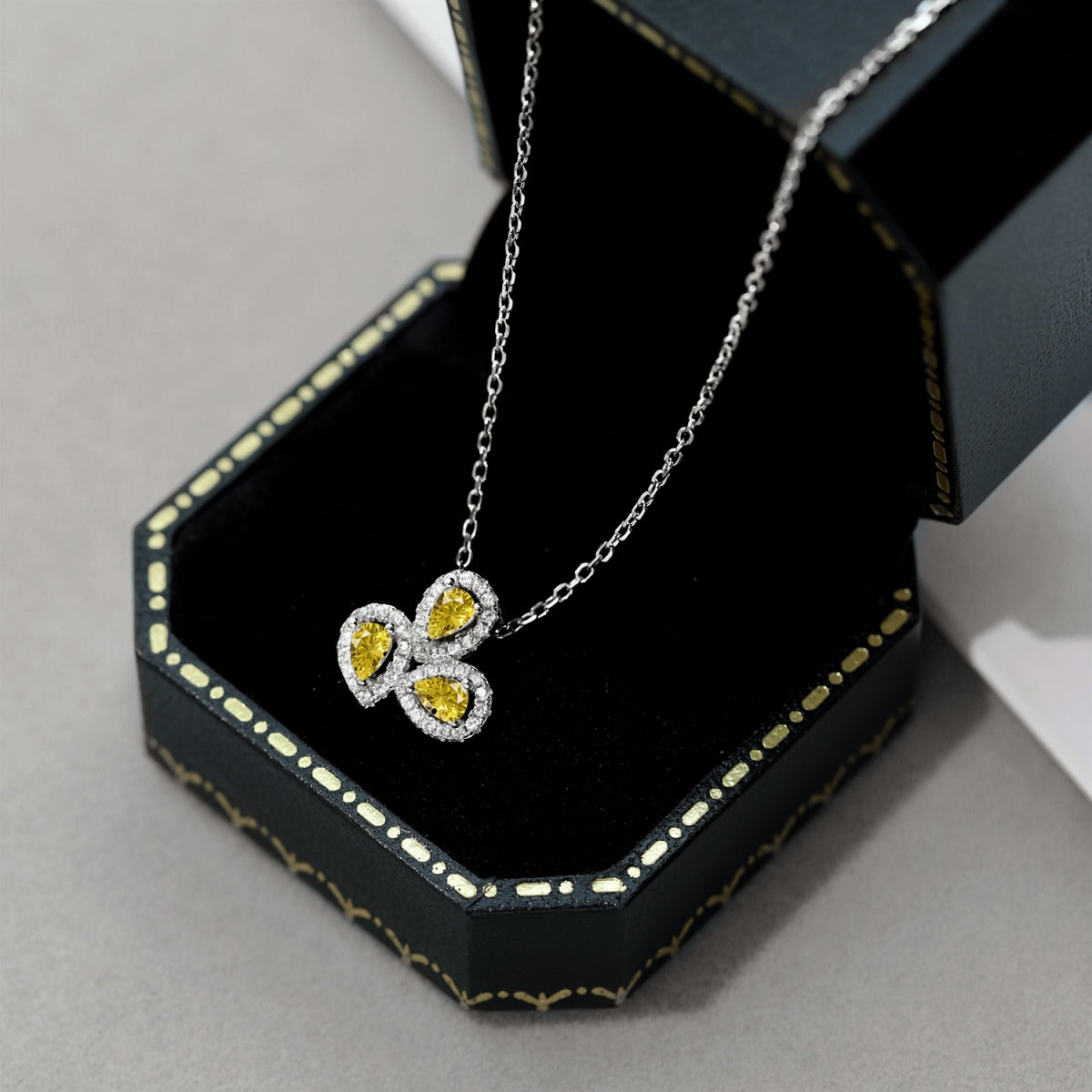 [Max Jewelry ]Elegant Flower Shape Pear Cut Necklace