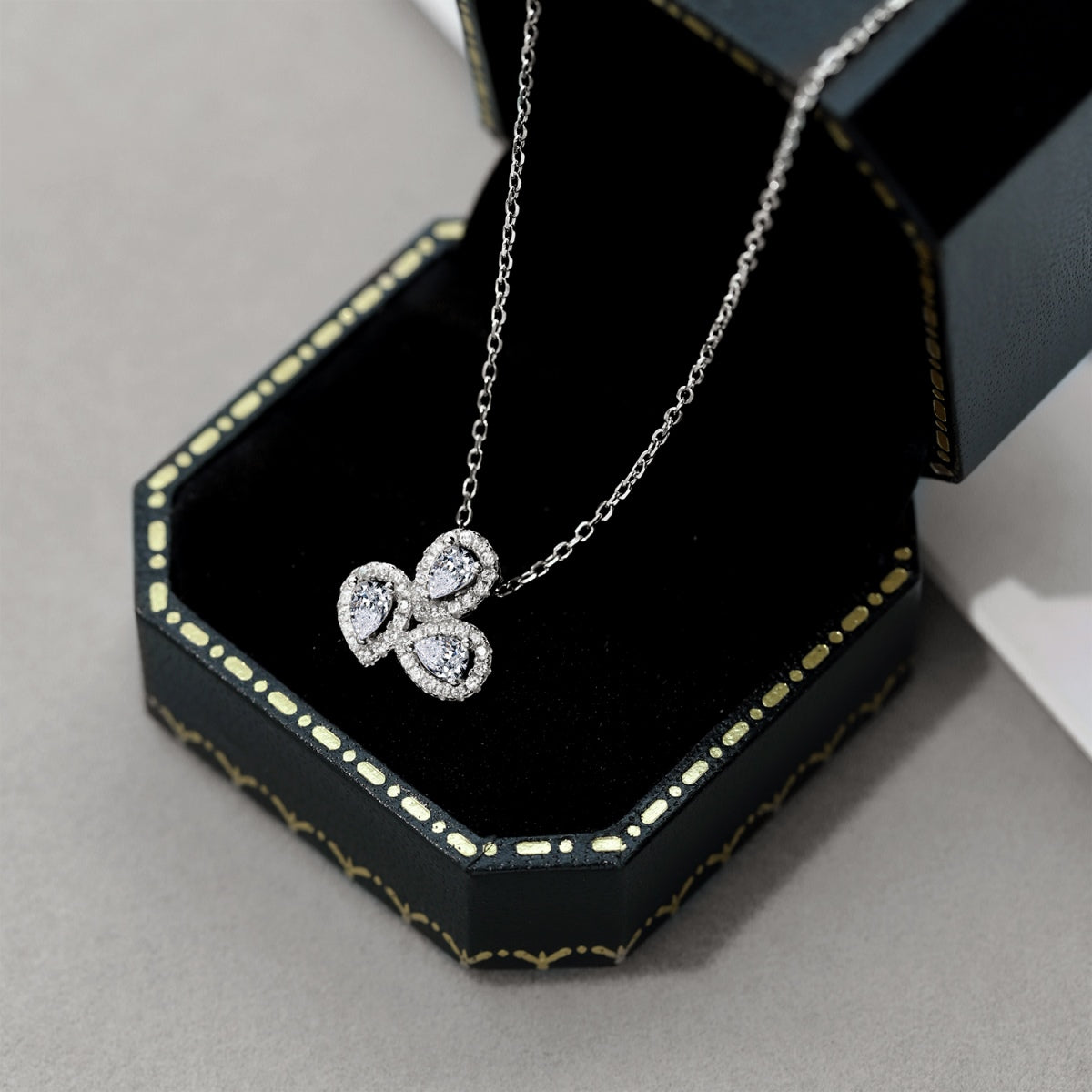 [Max Jewelry ]Elegant Flower Shape Pear Cut Necklace