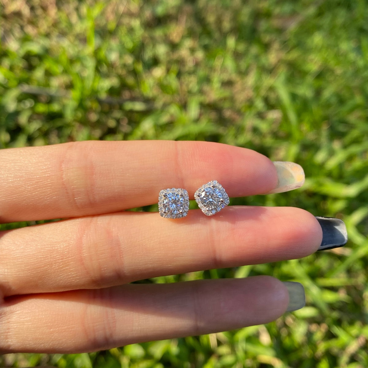 [Max Jewelry ]Classic Round Center Stone Stud Earrings