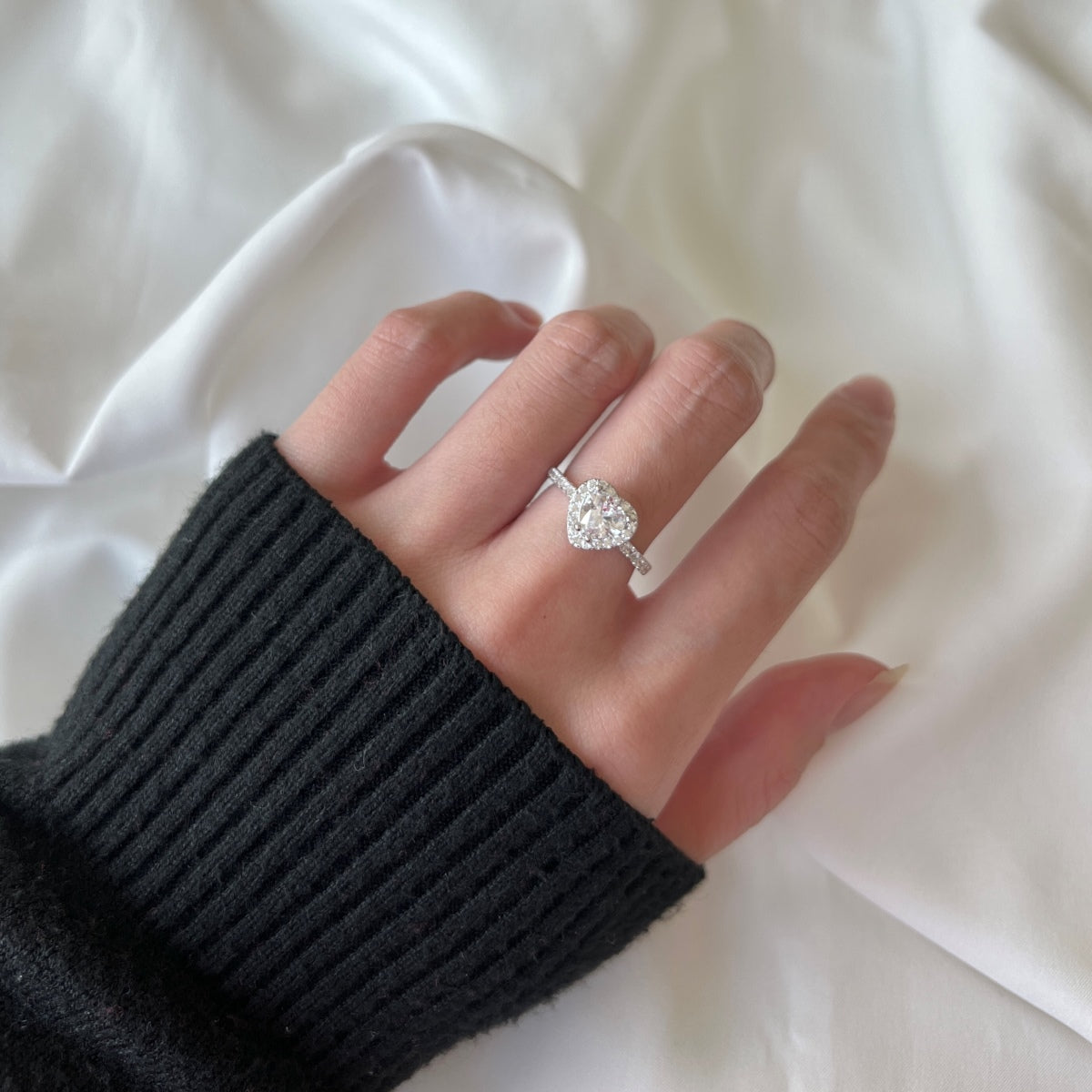 [Max Jewelry ]Eternity Splashy Romantic Heart Shape Lover Ring