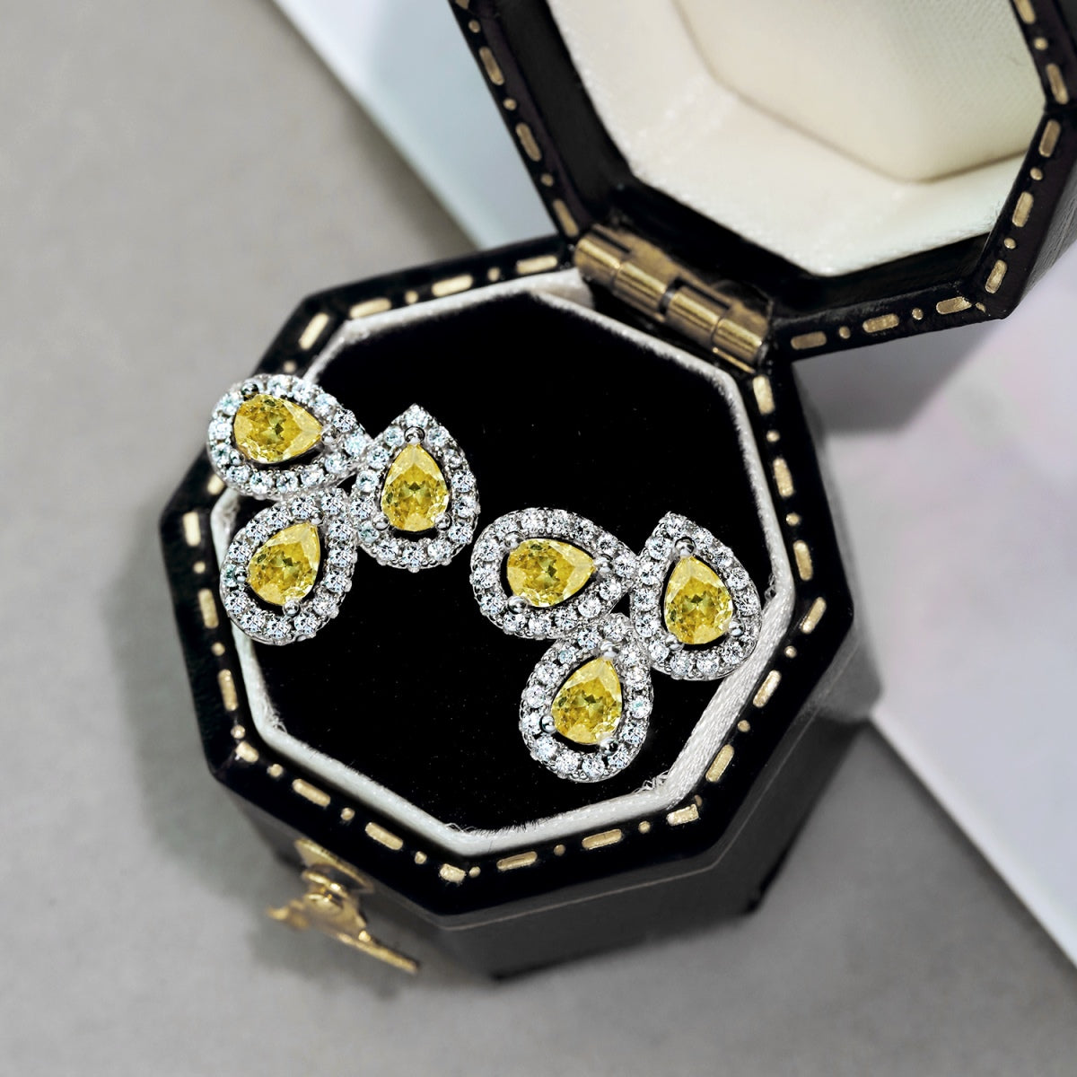 [Max Jewelry ]Ornate Flower Shape Pear Cut Lover Earrings