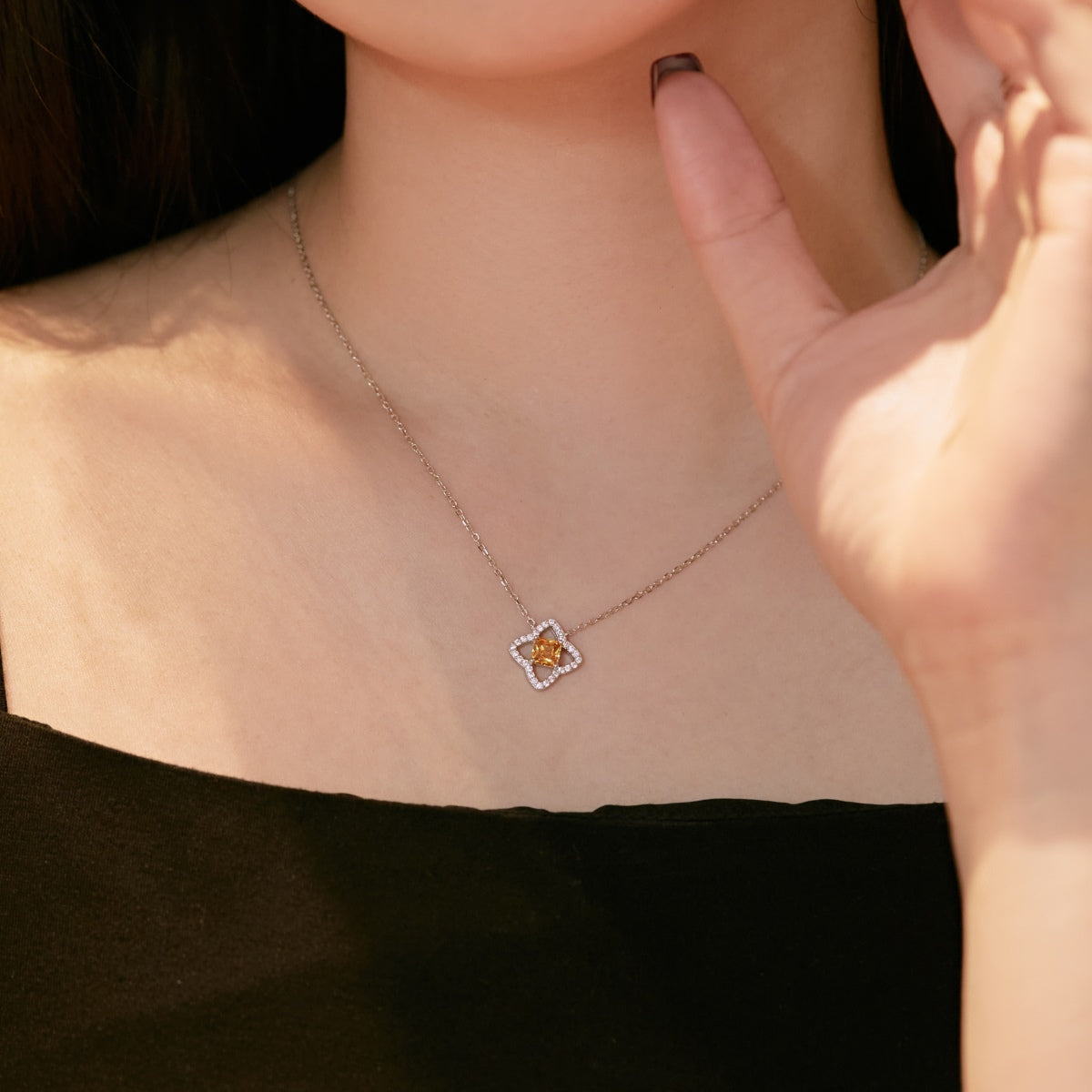 [Max Jewelry ]Exquisite Flower Shape Princess Cut Necklace