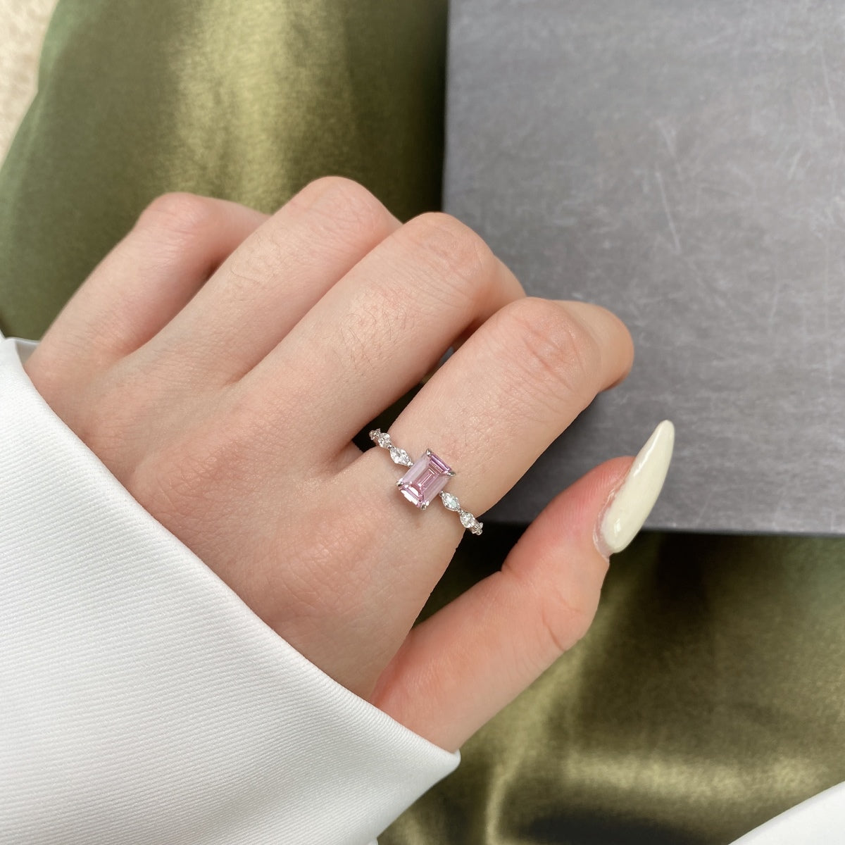 [Max Jewelry ]1.0 Carat Dainty Resplendent Radiant Cut Daily Ring