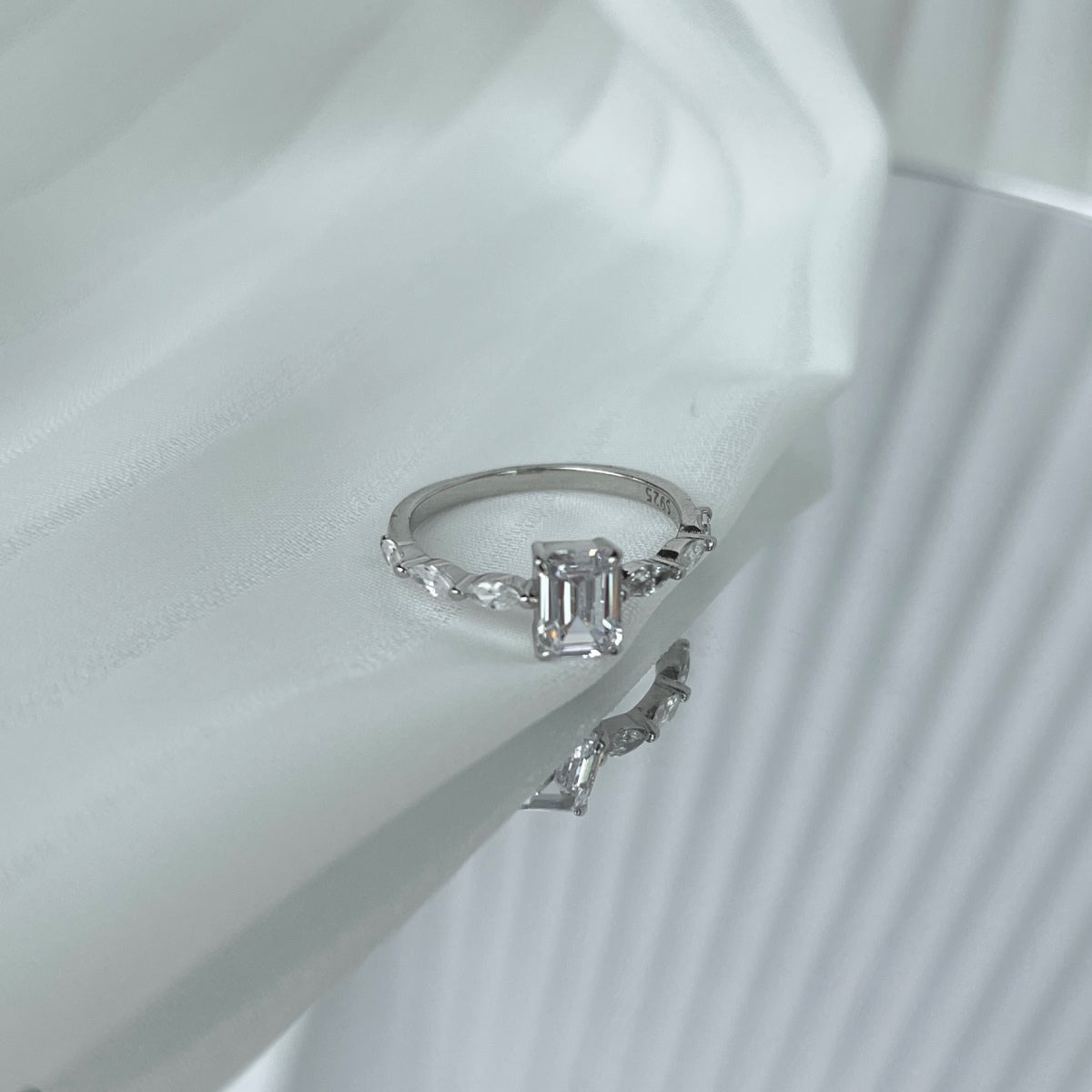 [Max Jewelry ]1.0 Carat Dainty Resplendent Radiant Cut Daily Ring