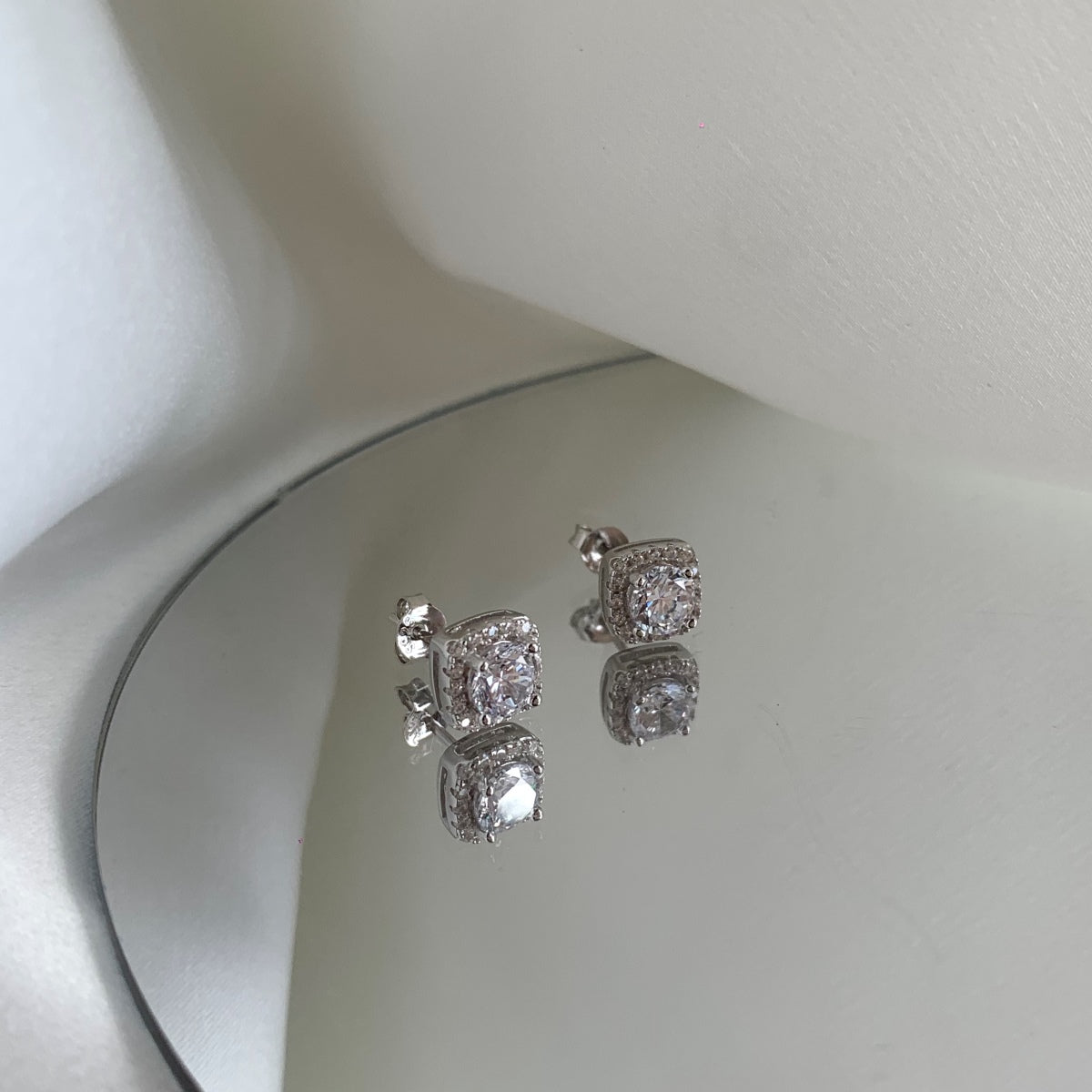 [Max Jewelry ]Classic Round Center Stone Stud Earrings