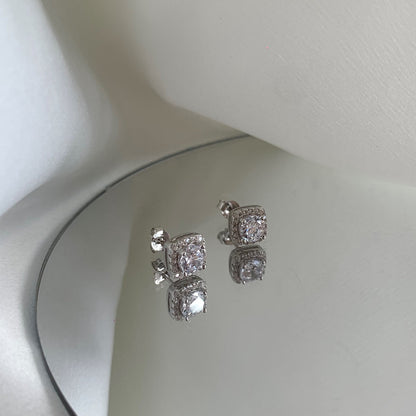 [Max Jewelry ]Classic Round Center Stone Stud Earrings