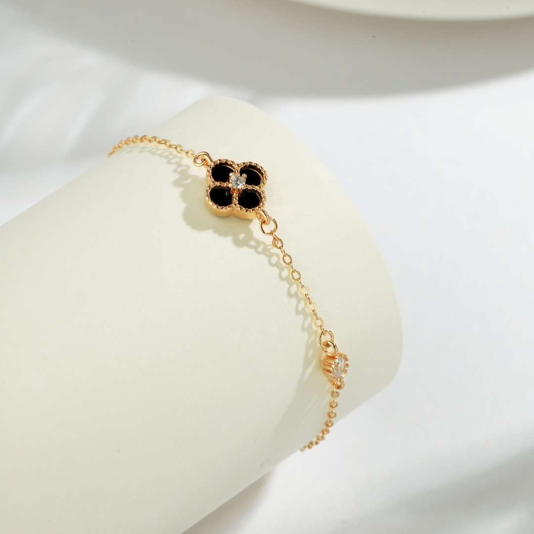 [Max Jewelry ]Delicate Four Leaf Clover Bracelet