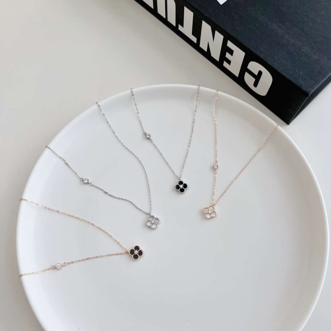 [Max Jewelry ]Delicate Flower Shape Necklace