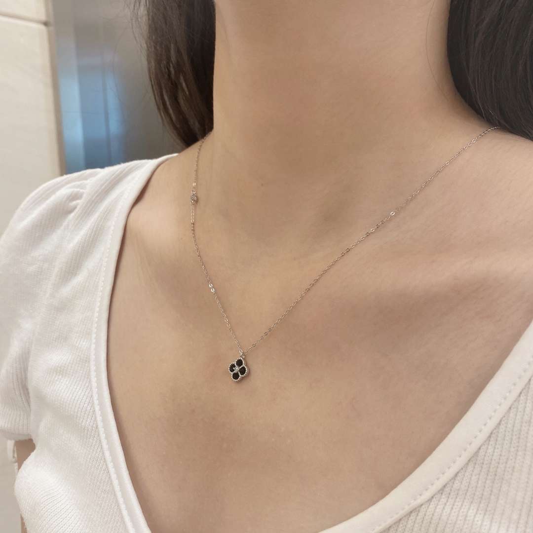 [Max Jewelry ]Delicate Flower Shape Necklace