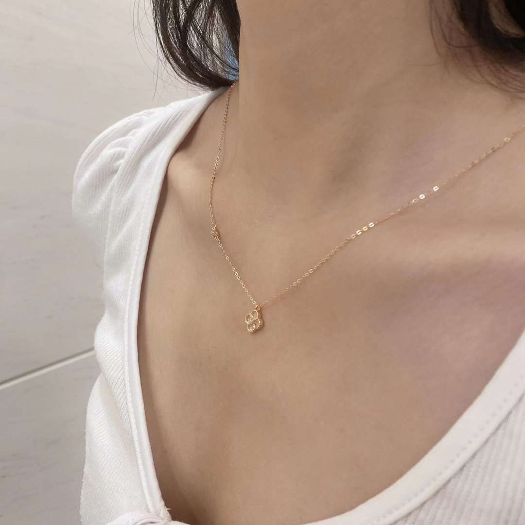 [Max Jewelry ]Delicate Flower Shape Necklace