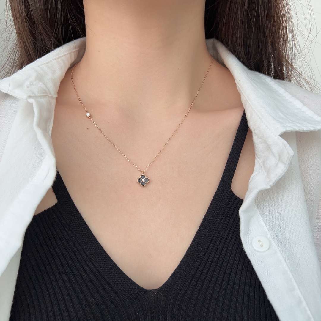 [Max Jewelry ]Delicate Flower Shape Necklace