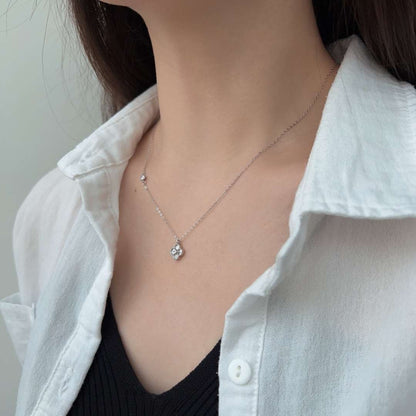 [Max Jewelry ]Delicate Flower Shape Necklace