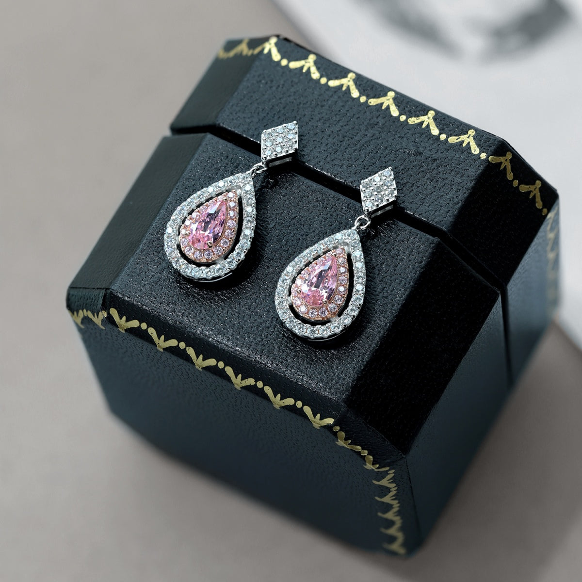 [Max Jewelry ]Ornate Delicate Water Drop Shape Banquet Earrings