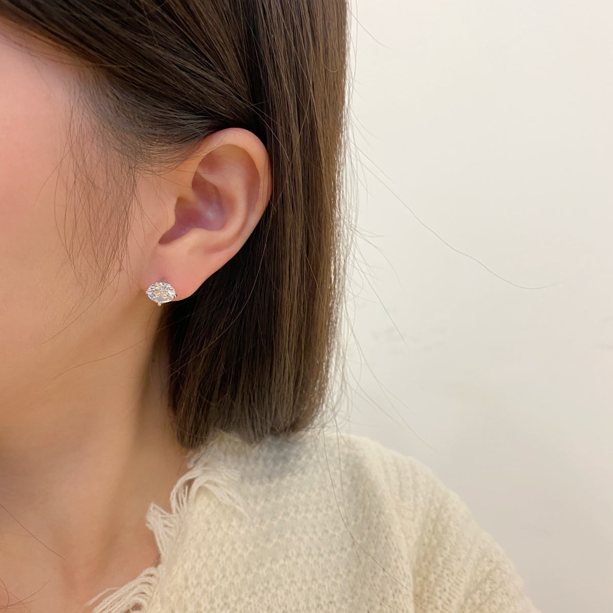 [Max Jewelry ]Stylish Shiny Round Center Stone Stud Earrings