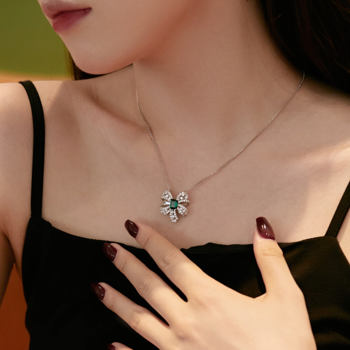 [Max Jewelry ]Luxurious Flower Shape Emerald Cut Necklace