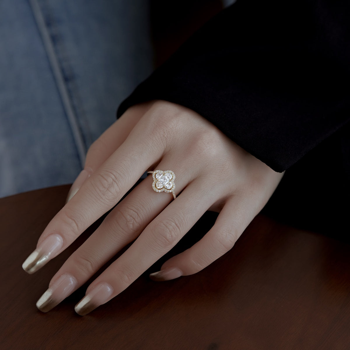 [Max Jewelry ]Luxurious Eternity Flower Shape Banquet Ring