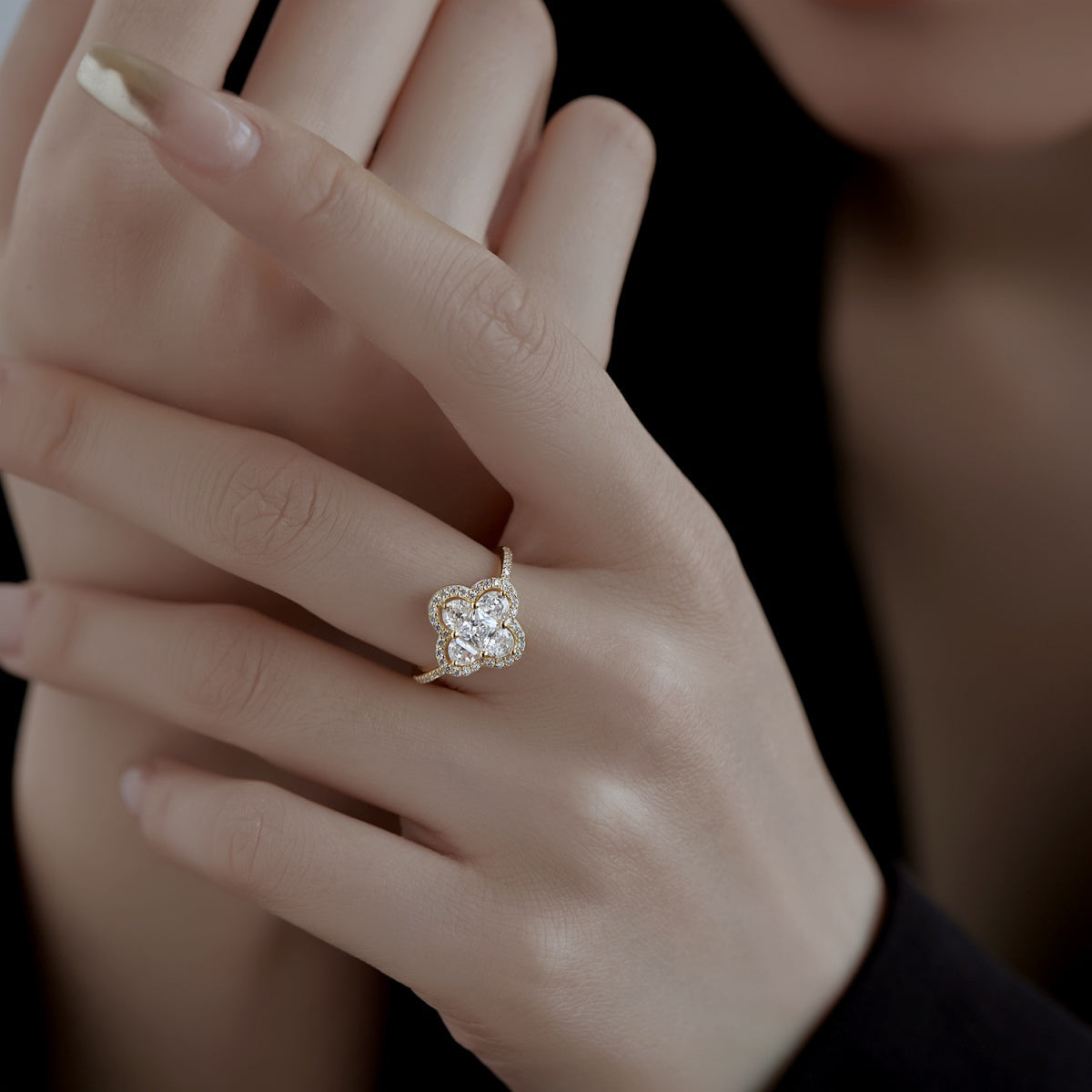 [Max Jewelry ]Luxurious Eternity Flower Shape Banquet Ring