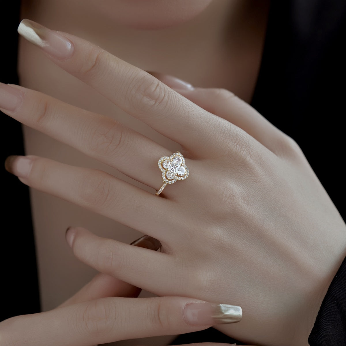 [Max Jewelry ]Luxurious Eternity Flower Shape Banquet Ring
