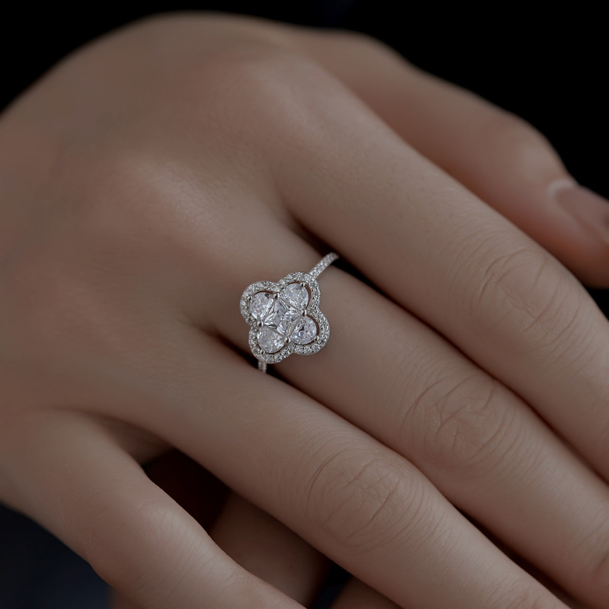 [Max Jewelry ]Luxurious Eternity Flower Shape Banquet Ring