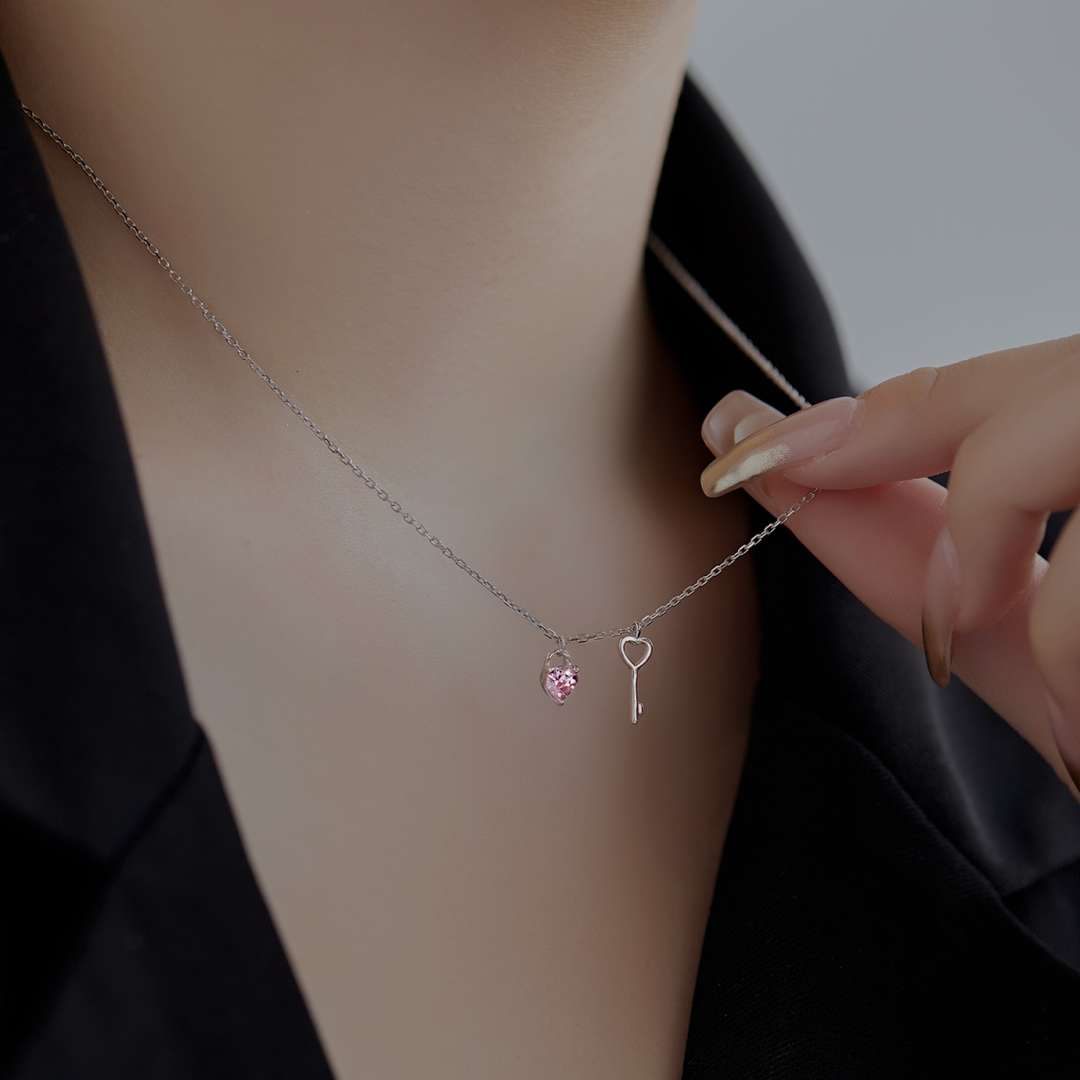 [Max Jewelry ]Unique Heart Shape Key Pendent Necklace