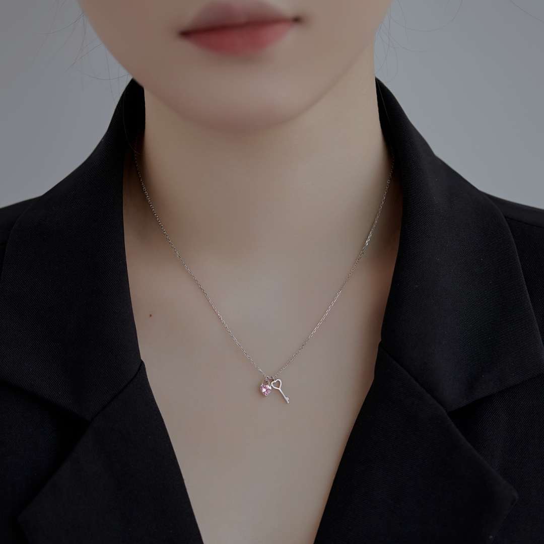 [Max Jewelry ]Unique Heart Shape Key Pendent Necklace