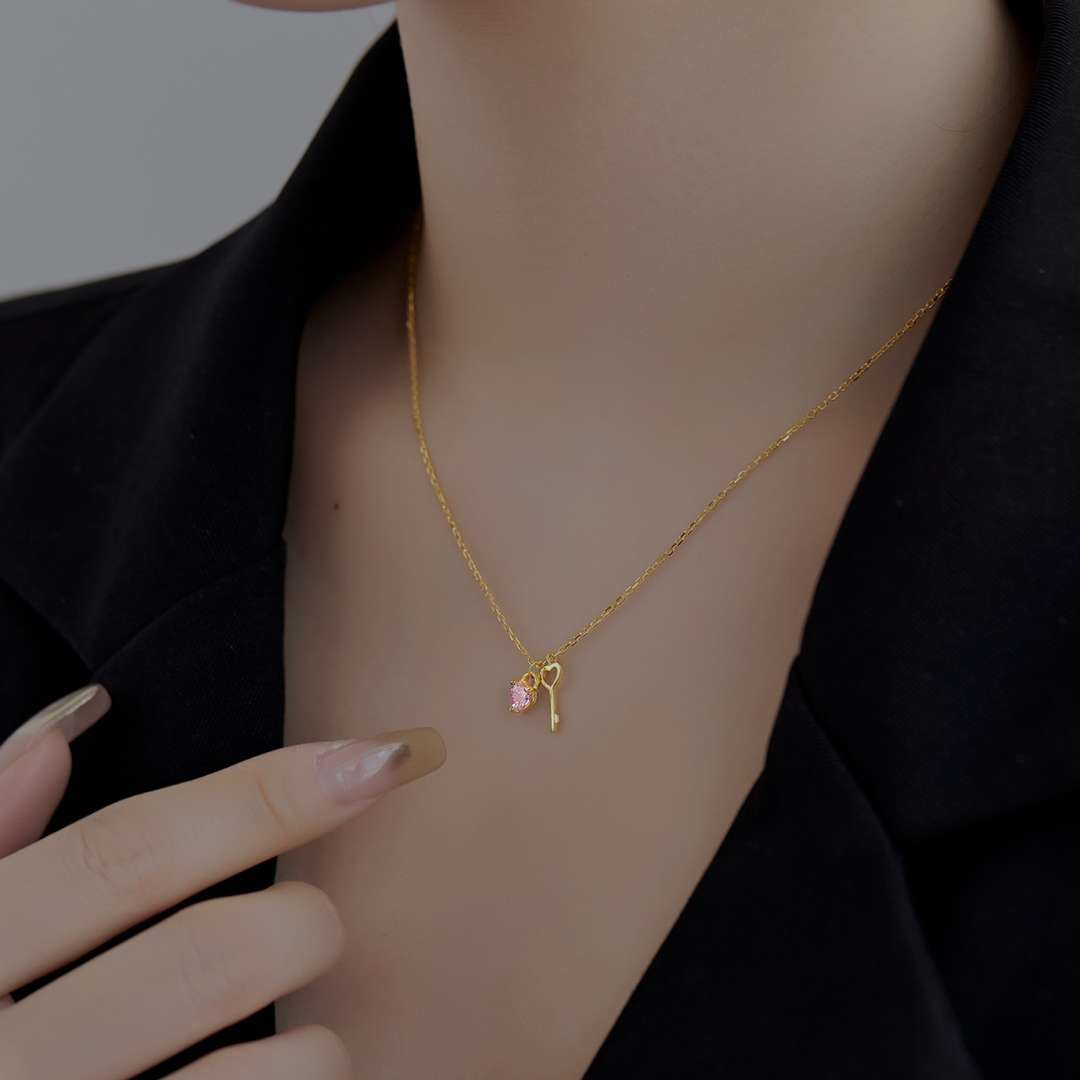 [Max Jewelry ]Unique Heart Shape Key Pendent Necklace