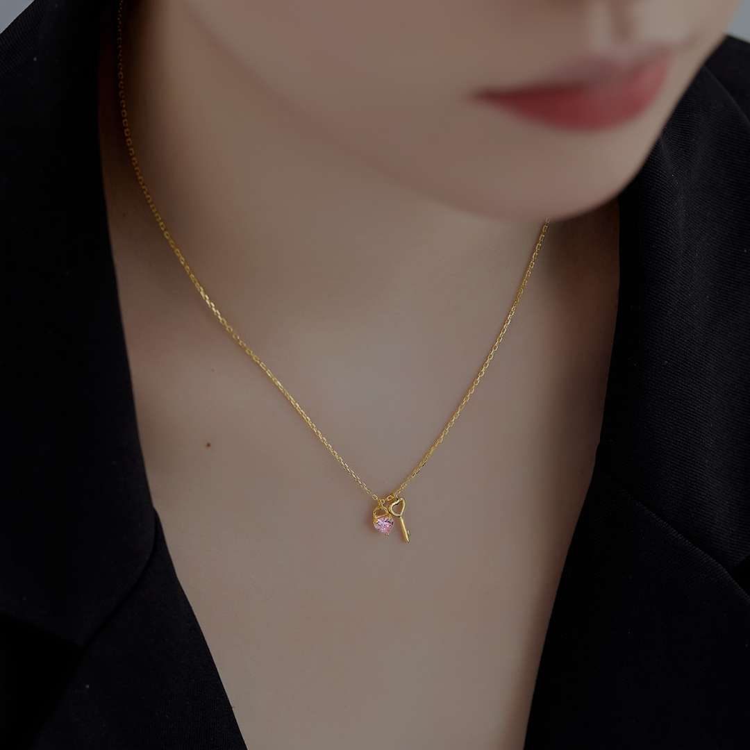 [Max Jewelry ]Unique Heart Shape Key Pendent Necklace