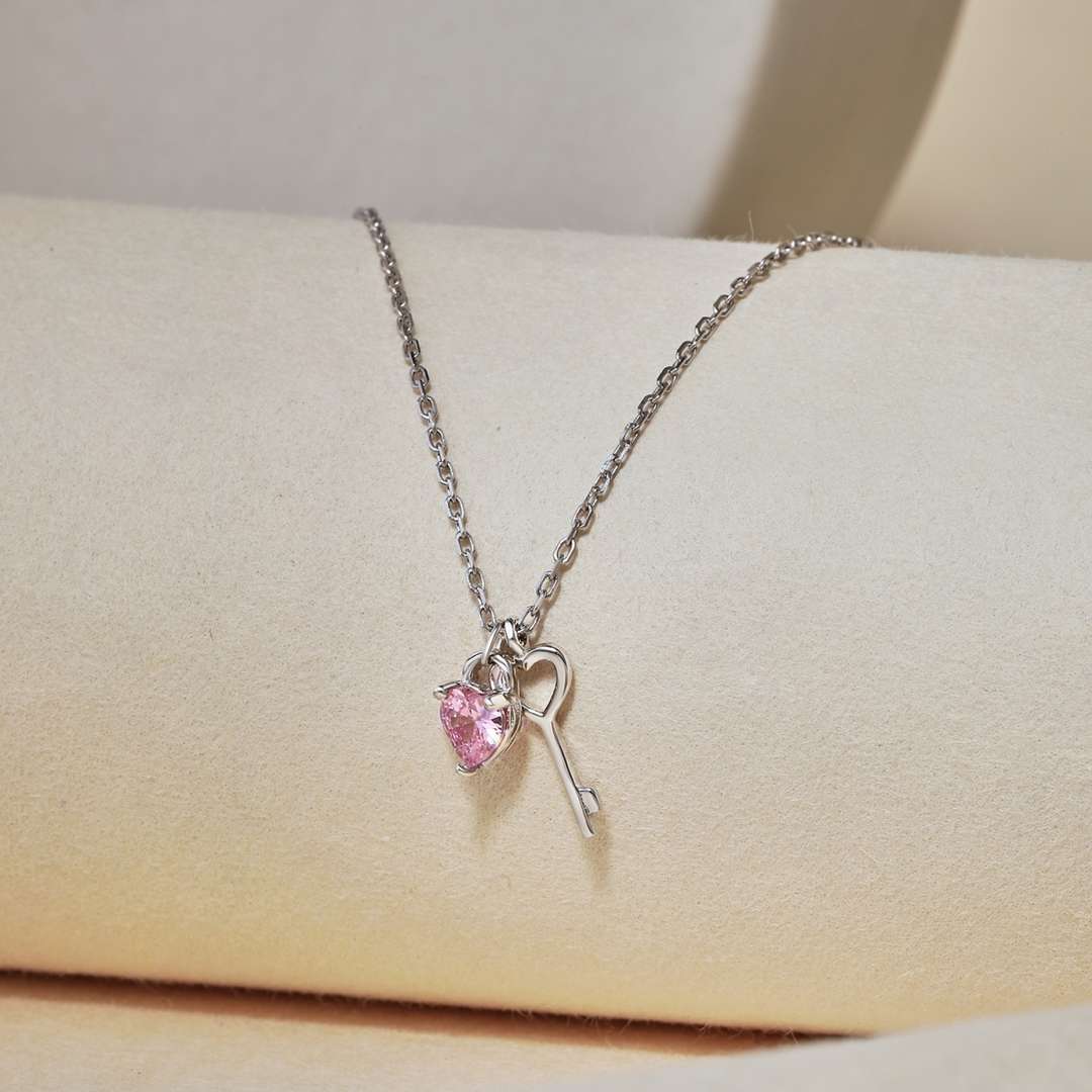 [Max Jewelry ]Unique Heart Shape Key Pendent Necklace
