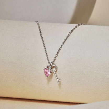 [Max Jewelry ]Unique Heart Shape Key Pendent Necklace