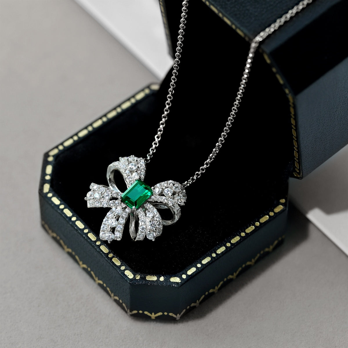 [Max Jewelry ]Luxurious Flower Shape Emerald Cut Necklace