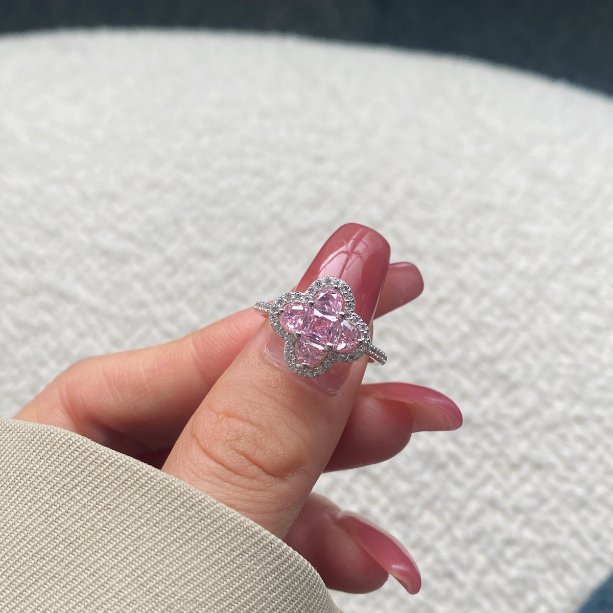 [Max Jewelry ]Luxurious Eternity Flower Shape Banquet Ring