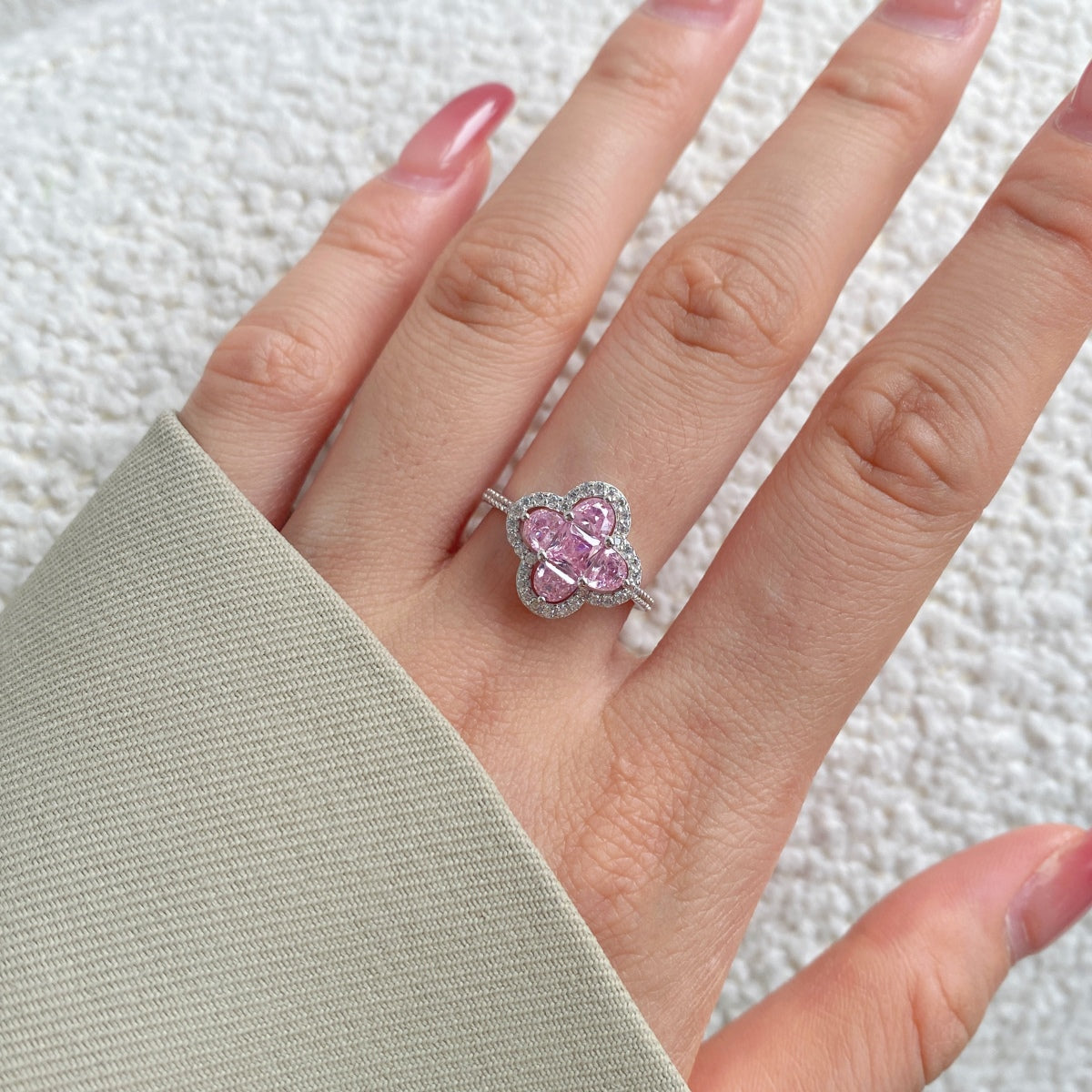 [Max Jewelry ]Luxurious Eternity Flower Shape Banquet Ring