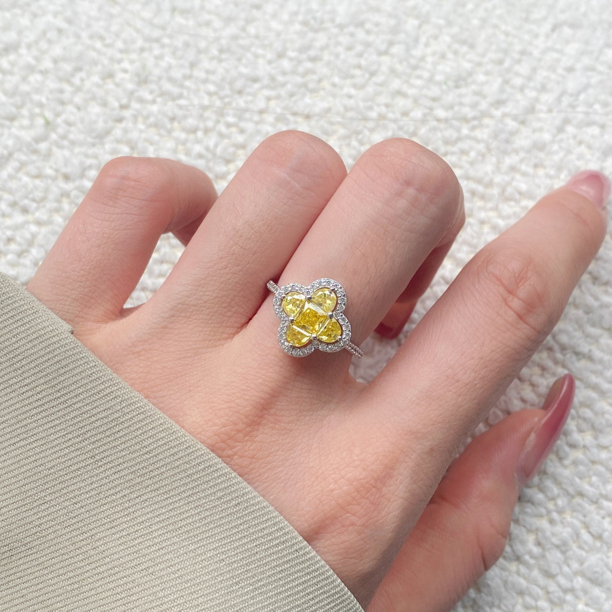 [Max Jewelry ]Luxurious Eternity Flower Shape Banquet Ring