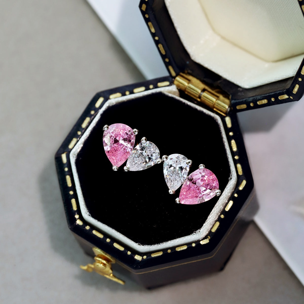 [Max Jewelry ]Dazzling Elegant Heart Cut Lover Earrings