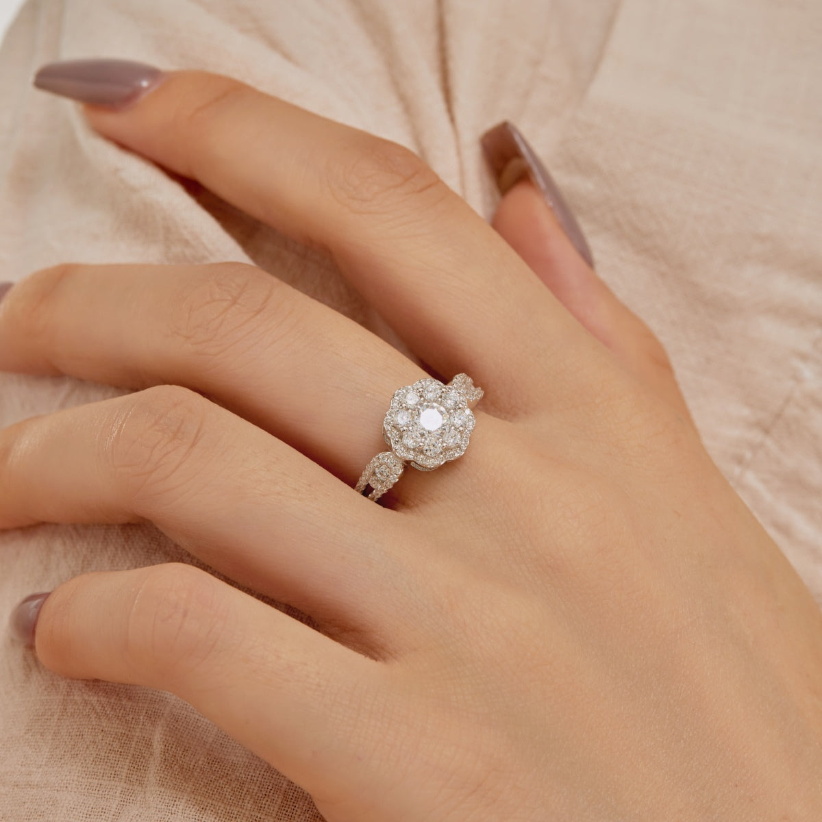 [Max Jewelry ]Delicate Colorful Round Cut Flower Shape Wedding Ring