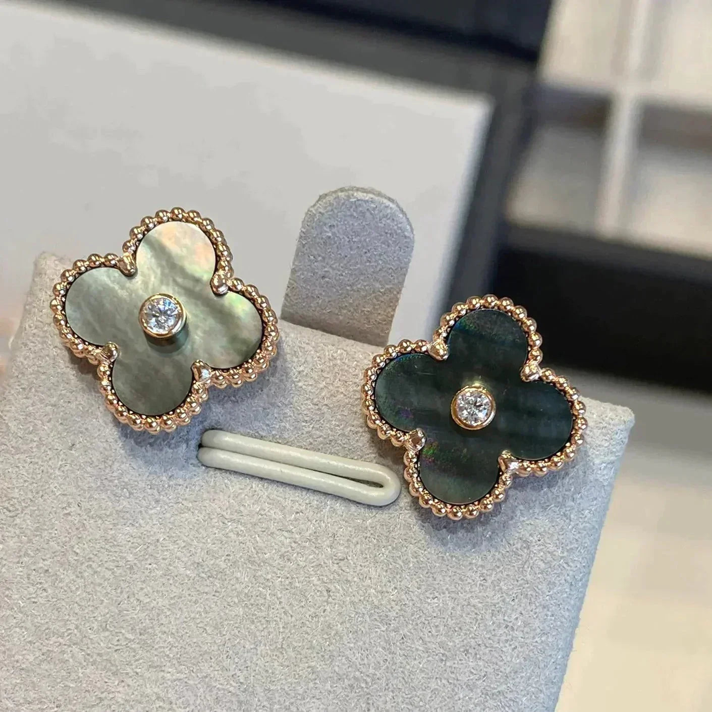 [Max Jewelry ]CLOVER MEDIUM 1 MOTIFS GRAY MOP  DIAMOND EARRINGS