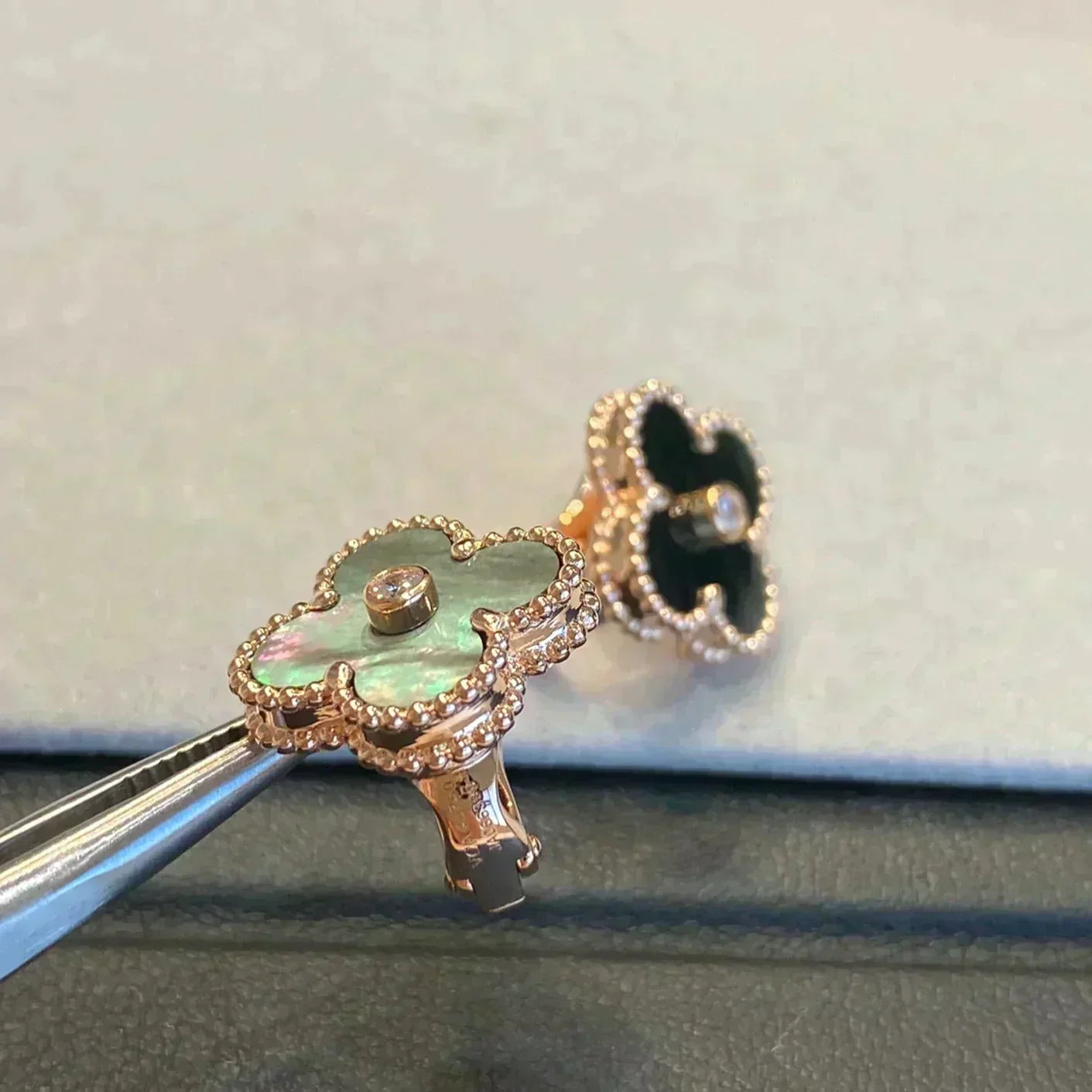 [Max Jewelry ]CLOVER MEDIUM 1 MOTIFS GRAY MOP  DIAMOND EARRINGS