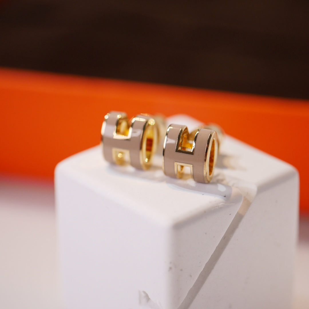 [Max Jewelry ]MINI POP H GOLD EARRINGS GREY