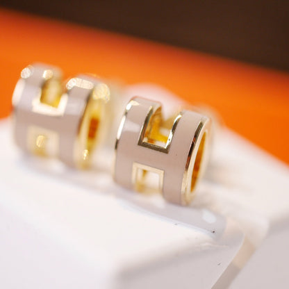 [Max Jewelry ]MINI POP H GOLD EARRINGS GREY