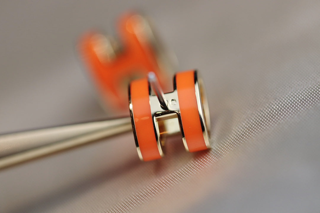 [Max Jewelry ]MINI POP H EARRINGS ORANGE