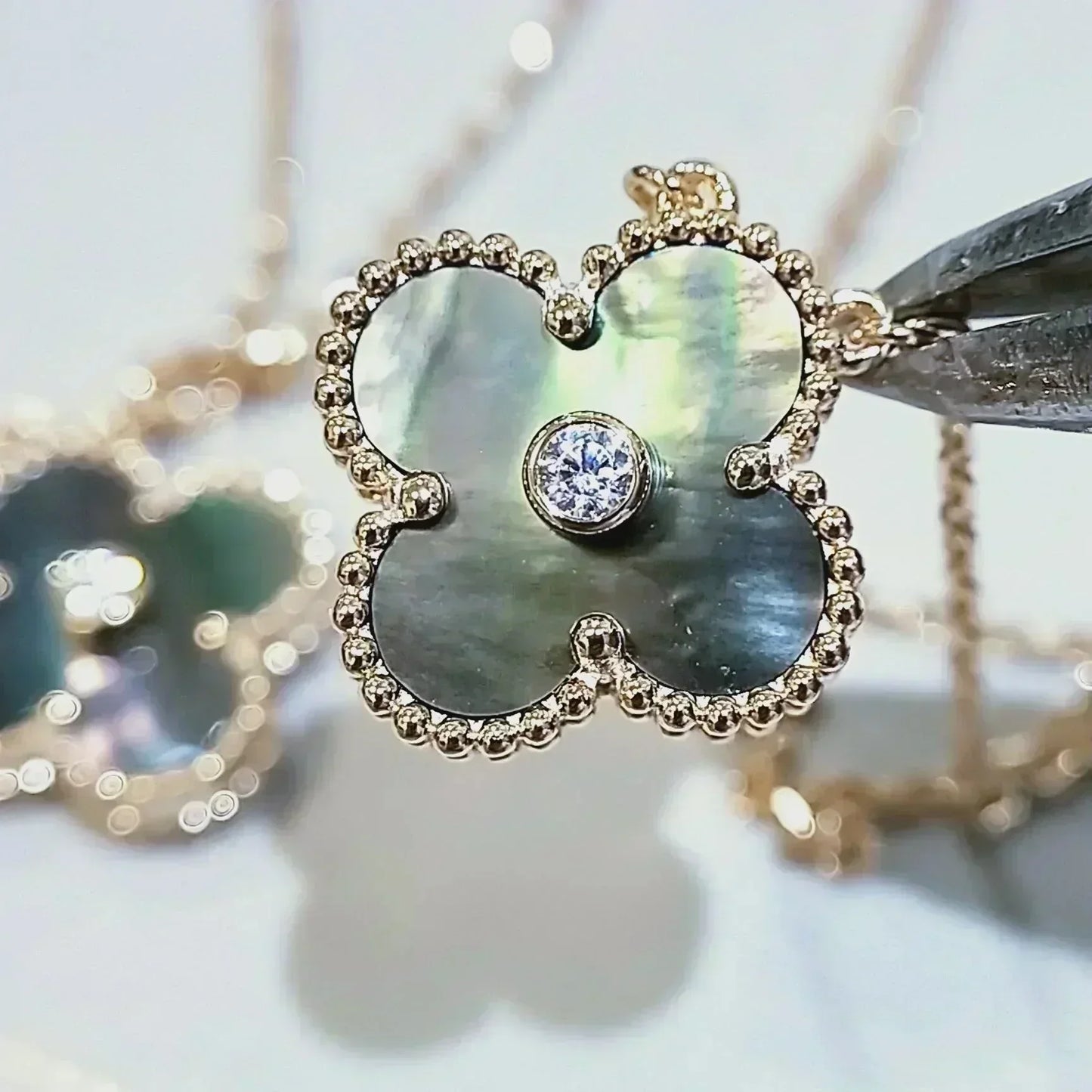 [Max Jewelry ]CLOVER 15MM DIAMOND AND MOTHER-OF-GREY NECKLACE