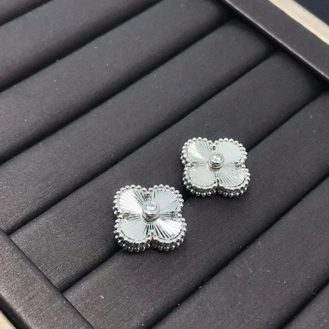 [Max Jewelry ]CLOVER MINI 9.5MM LASER EARRINGS